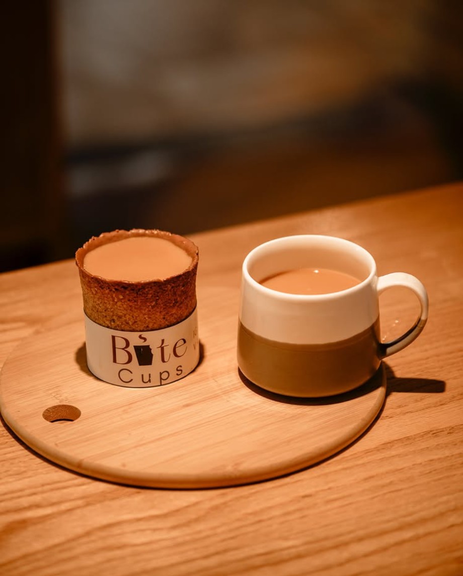 Bite Cup junto a una taza de café