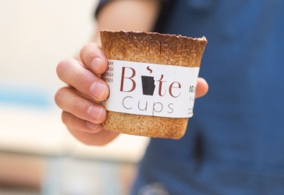 Mano sosteniendo un Bite Cup