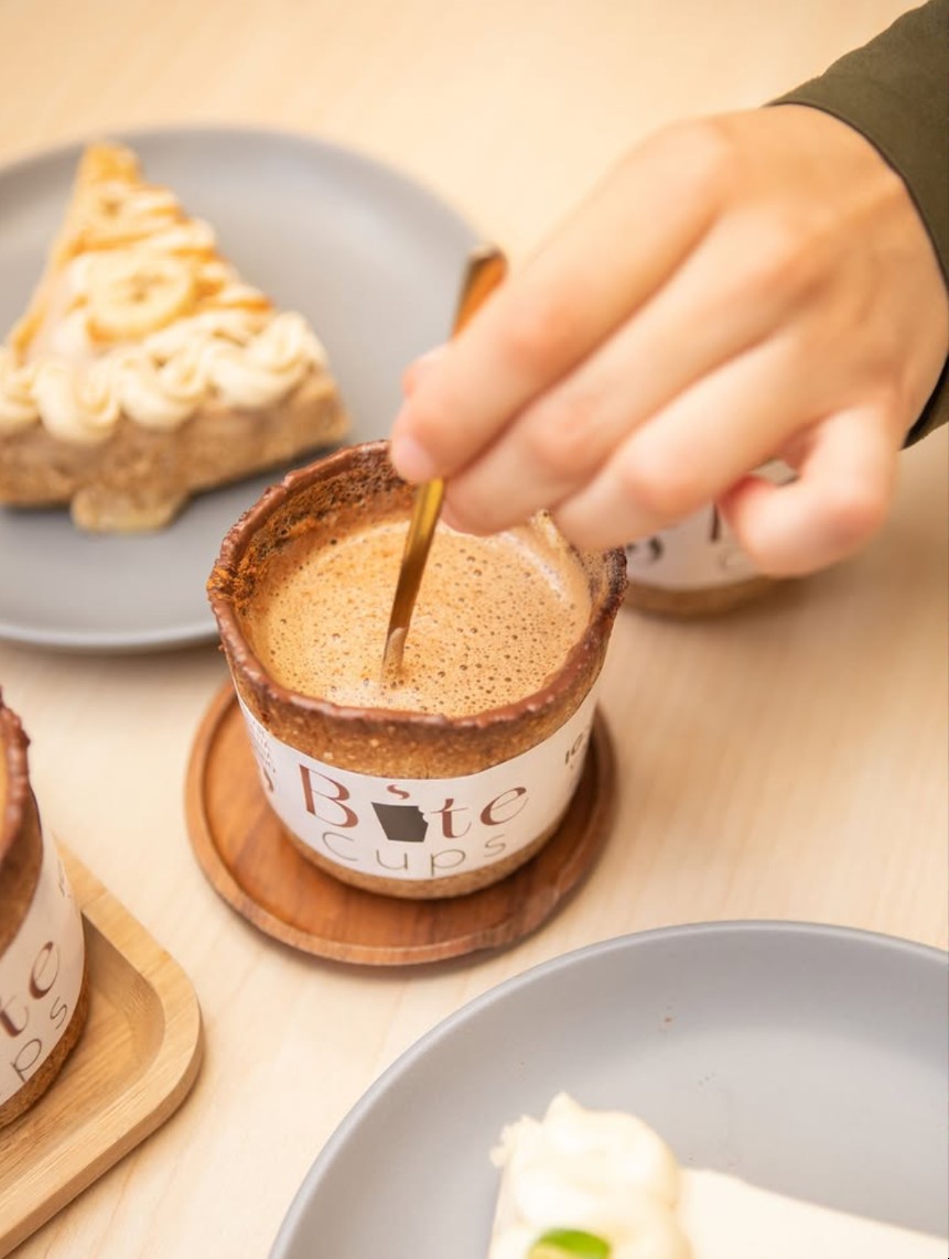 Removiendo un café en Bite Cup