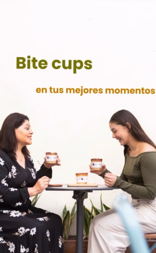 Dos personas compartiendo Bite Cups